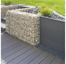 Moderne Gartengestaltung mit Gabionenwand aus Natursteinen, Sichtschutzzaun und Terrassendielen.