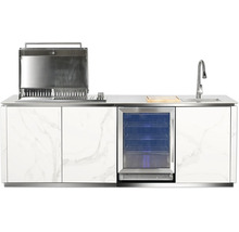 Außenküche mit integriertem Grill, Kühlschrank mit Glastür, Spülbecken und Fronten in Marmor-Optik.
