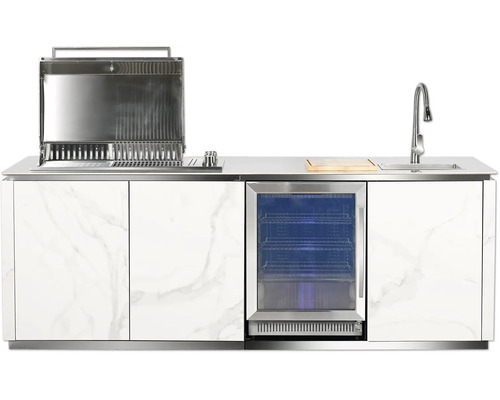 Außenküche mit integriertem Grill, Kühlschrank mit Glastür, Spülbecken und Fronten in Marmor-Optik.