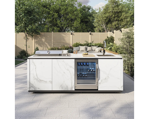Außenküche mit Grill, Spüle und Weinkühlschrank in Marmor-Optik auf einer Terrasse vor einem Holzzaun.