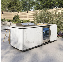 Moderne Außenküche in Marmoroptik mit integriertem Grill, Spüle und Getränkekühlschrank auf einer hellen, organisierten Terrasse.