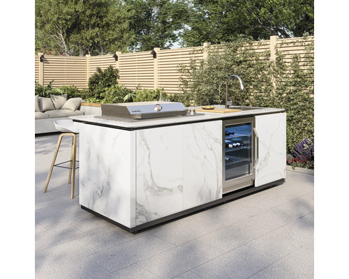 Moderne Außenküche in Marmoroptik mit integriertem Grill, Spüle und Getränkekühlschrank auf einer hellen, organisierten Terrasse.