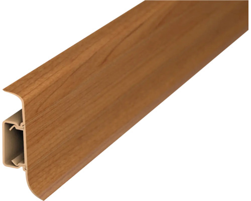 Sockelleiste mit Holzoptik und integriertem Kabelkanal.