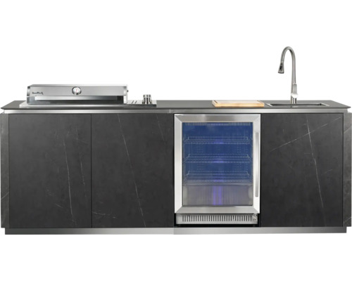 Moderne Außenküche in Steinoptik mit integriertem Gasgrill, Kühlschrank mit Glastür und Spülbecken mit Hochbogen-Armatur.