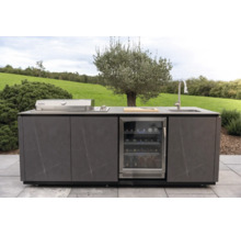 Moderne Außenküche mit eingebautem Gasgrill, Weinkühlschrank und Spülbecken. Dunkelgraue Fronten in Steinoptik auf einer Terrasse.