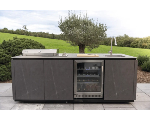Moderne Außenküche mit eingebautem Gasgrill, Weinkühlschrank und Spülbecken. Dunkelgraue Fronten in Steinoptik auf einer Terrasse.