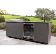Moderne Außenküche mit integriertem Gasgrill, Getränkekühlschrank und Spülbecken, dunkle Fronten in Steinoptik auf einer Terrasse.