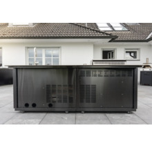 Mobile Outdoor-Küche aus schwarzem Metall mit Spüle, Armatur und integriertem Grill auf einer Terrasse vor einem Wohnhaus.