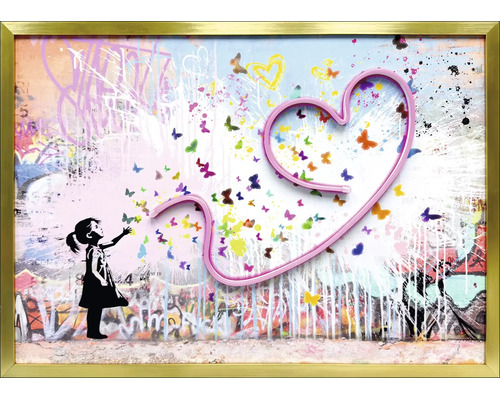 Modernes Wandbild im Street-Art-Stil mit Mädchen-Silhouette, bunten Schmetterlingen und einem rosa Herz in einem Goldrahmen.
