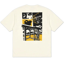 Weißes T-Shirt mit Grafikprint auf dem Rücken, der Szenen beim Bau einer Holzkonstruktion mit einer Bohrmaschine zeigt.