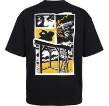 Schwarzes T-Shirt mit Comic-Grafik auf dem Rücken, zeigt eine Person, die mit einer Bohrmaschine an einer Holzkonstruktion arbeitet.