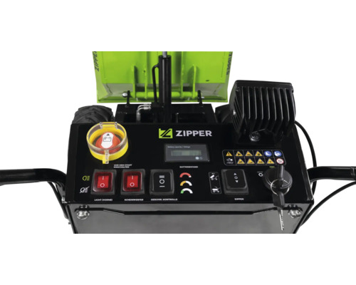 Bedienpult eines Zipper Minidumpers mit Zipper Logo, Schaltern für Licht, Geschwindigkeit und Kippfunktion, Zündschlüssel und Batteriestandsanzeige.
