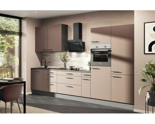 Moderne Einbauküche in Beige mit schwarzen Griffen, Einbaubackofen, Dunstabzugshaube und Spritzschutz in Marmoroptik.