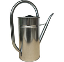 Gießkanne aus verzinktem Metall, zylindrische Form mit hohem Griff und langem Ausguss.