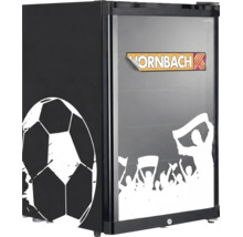 Abschließbarer Minikühlschrank im Fußball-Design mit Fußball an der Seite und jubelnden Fans auf der Glastür. Hornbach Logo.