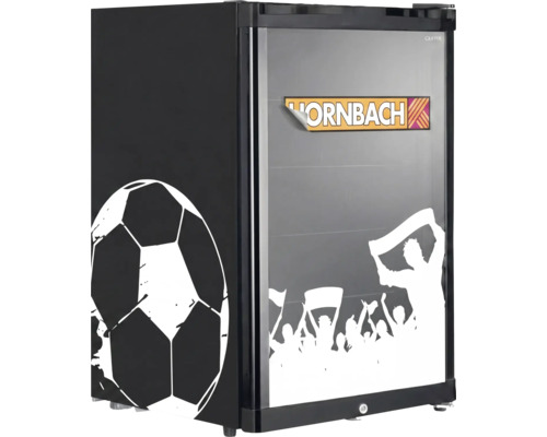 Abschließbarer Minikühlschrank im Fußball-Design mit Fußball an der Seite und jubelnden Fans auf der Glastür. Hornbach Logo.