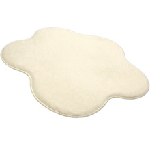Weicher, flauschiger Teppich in unregelmäßiger Form, cremeweiß.
