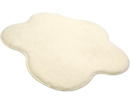 Weicher, flauschiger Teppich in unregelmäßiger Form, cremeweiß.