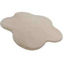 Cremefarbener Kunstfell-Teppich in unregelmäßiger Form mit weichem Flor.