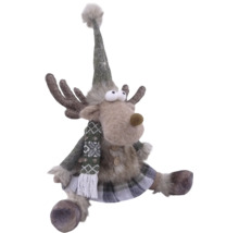 Weihnachtsfigur Rentier aus Plüsch mit Mütze, Schal und Geweih, sitzend