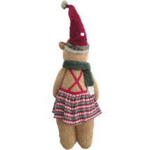 Weihnachts-Plüschbär von hinten mit Zipfelmütze, Schal und gemustertem Rock mit Hosenträgern.
