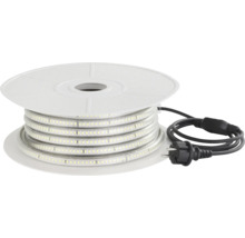 LED-Streifen auf einer Spule mit Stromkabel und Stecker.