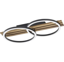 Moderne LED-Deckenleuchte mit zwei sich überschneidenden Ringen, Holzlamellen und schwarzem Metallsockel.