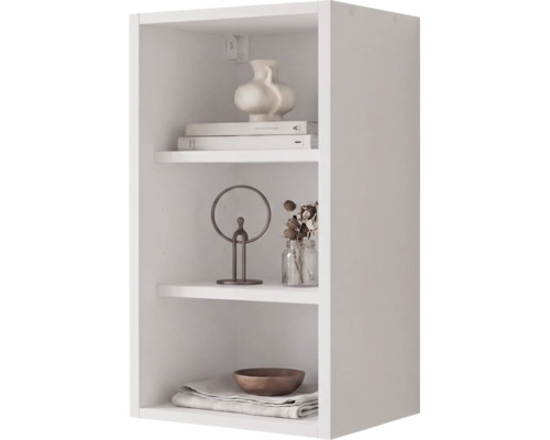 Weißes Wandregal mit drei offenen Fächern, dekoriert mit einer Vase, Büchern, einer Skulptur und einer Holzschale.