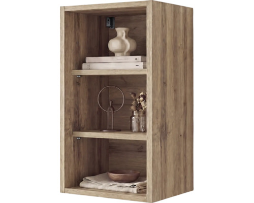 Wandregal in Holzoptik mit drei Fächern, dekoriert mit einer Vase, Büchern, einer Skulptur, Blumen und einer Schale.