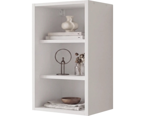 Weißes Wandregal mit drei Fächern, ordentlich dekoriert mit Büchern, einer Vase, einer Metallskulptur und einer Holzschale.
