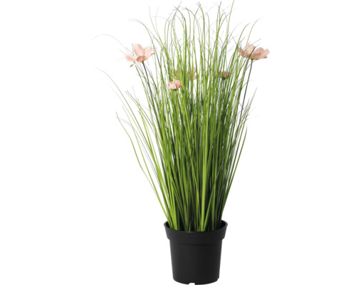 Künstliche Gräser mit rosa Blüten in einem schwarzen Topf.