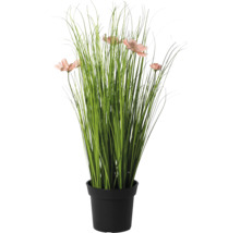 Künstliches Gras mit Cosmos-Blüten in einem schwarzen Topf
