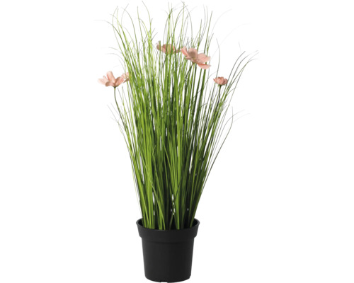 Künstliches Gras mit Cosmos-Blüten in einem schwarzen Topf