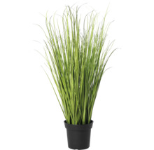 Künstliches Gras in einem schwarzen Kunststofftopf.