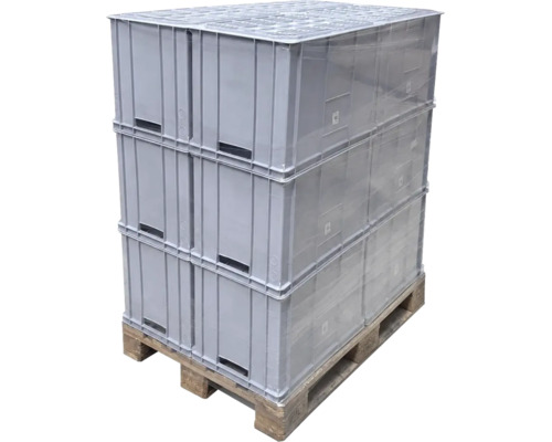 Stapel aus grauen Euroboxen auf einer Holzpalette, mit Klarsichtfolie umwickelt.