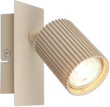 Beigefarbener Wandstrahler mit geriffeltem Schirm und rechteckiger Wandplatte.