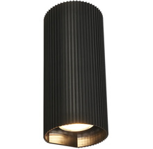 Zylindrische Wandleuchte mit gerippter Oberfläche und goldener Innenseite.