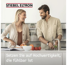 "Stiebel Eltron Logo. Ein Paar bereitet in einer modernen Küche gemeinsam Essen zu