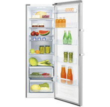 Offener Kühlschrank in Edelstahl-Optik mit Glasablagen und Türfächern, gefüllt mit Obst, Gemüse und Getränken.
