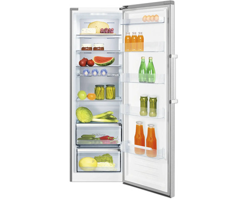 Offener Kühlschrank in Edelstahl-Optik mit Glasablagen und Türfächern, gefüllt mit Obst, Gemüse und Getränken.