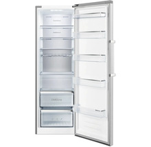 Geöffneter Edelstahl-Kühlschrank mit Glasablagen, Flaschenregal, ChillZone und Gemüsefach.