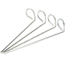 Vier Zeltheringe aus Metall mit Öse.