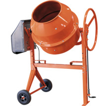 Betonmischer mit orangefarbener Trommel, Stahlgestell, Handrad und zwei schwarzen Rädern.