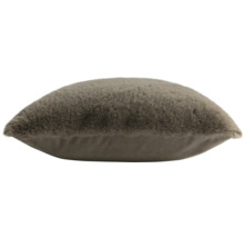 Flauschiges Zierkissen aus Kunstfell mit weicher Rückseite.