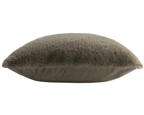Flauschiges Zierkissen aus Kunstfell mit weicher Rückseite.