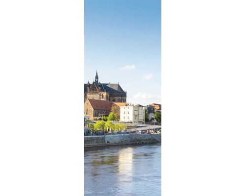 Fototapete mit Ansicht des Magdeburger Doms und der Elbe bei Tageslicht mit Spiegelungen im Wasser.