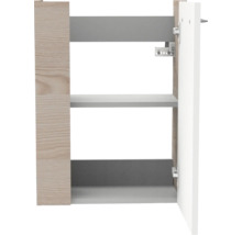 Offener Badezimmer-Hängeschrank mit Korpus in Eiche-Optik und weißer Tür, zwei Ablagefächer und silberfarbene Scharniere.