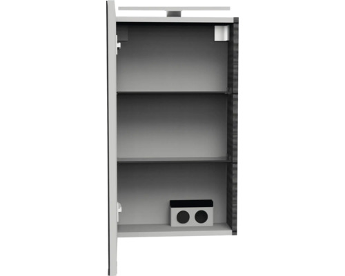 Offener Spiegelschrank mit zwei Glaseinlegeböden, einer Doppelsteckdose im Inneren und einer Beleuchtung an der Oberseite.