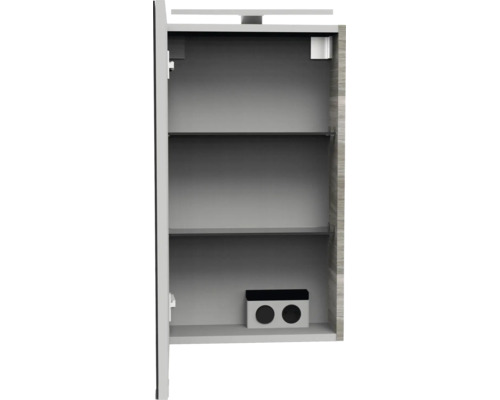 Offener Badezimmer-Spiegelschrank mit zwei Glaseinlegeböden, integrierter Beleuchtung und Steckdose. Korpus in Holzoptik.