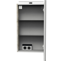 Geöffneter Badezimmer-Spiegelschrank mit zwei Glaseinlegeböden, interner Doppelsteckdose und integrierter Beleuchtung oben.